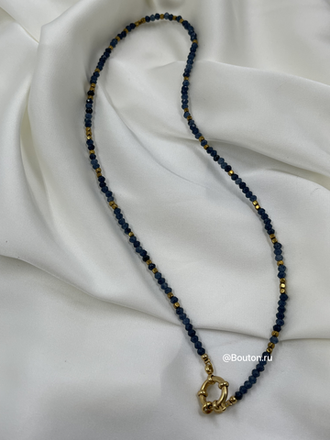 Колье из стеклянных  бусин биконусов с золотистыми деталями