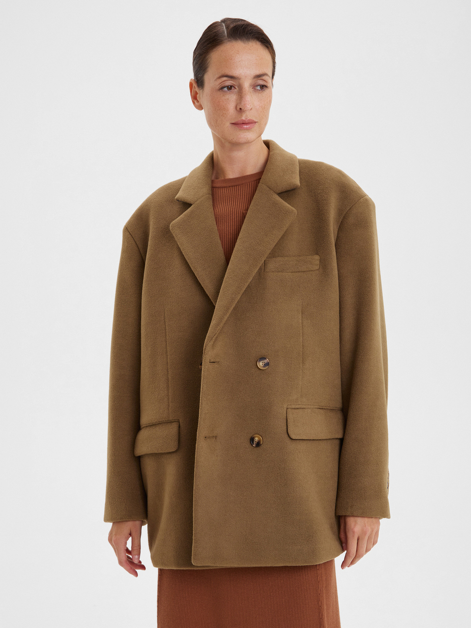 Полупальто oversize с широкими плечами