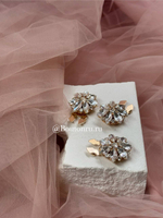 Накладки на пуговицы в форме цветка золотистые со стразами (клипсы)