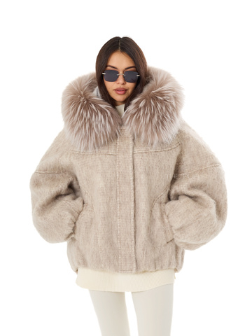 Бежевый текстильный пуховик объемного кроя