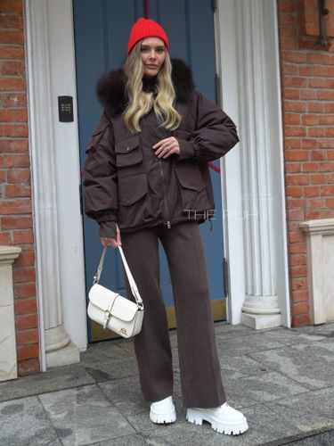 Объемная укороченная парка шоколадного цвета с капюшоном