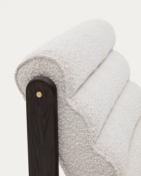 Кресло Magira, белое букле, массив дуба с темной отделкой