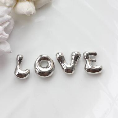 Слово из букв LOVE в серебре