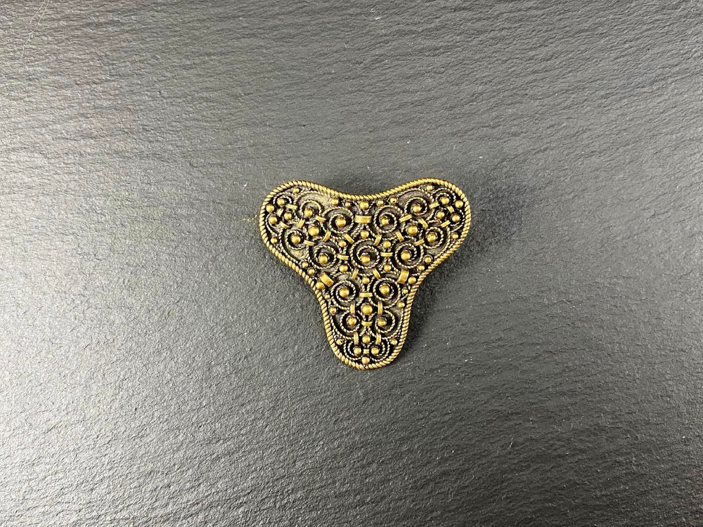 Фибула. Бирка, 9-10 в. (трилистник)