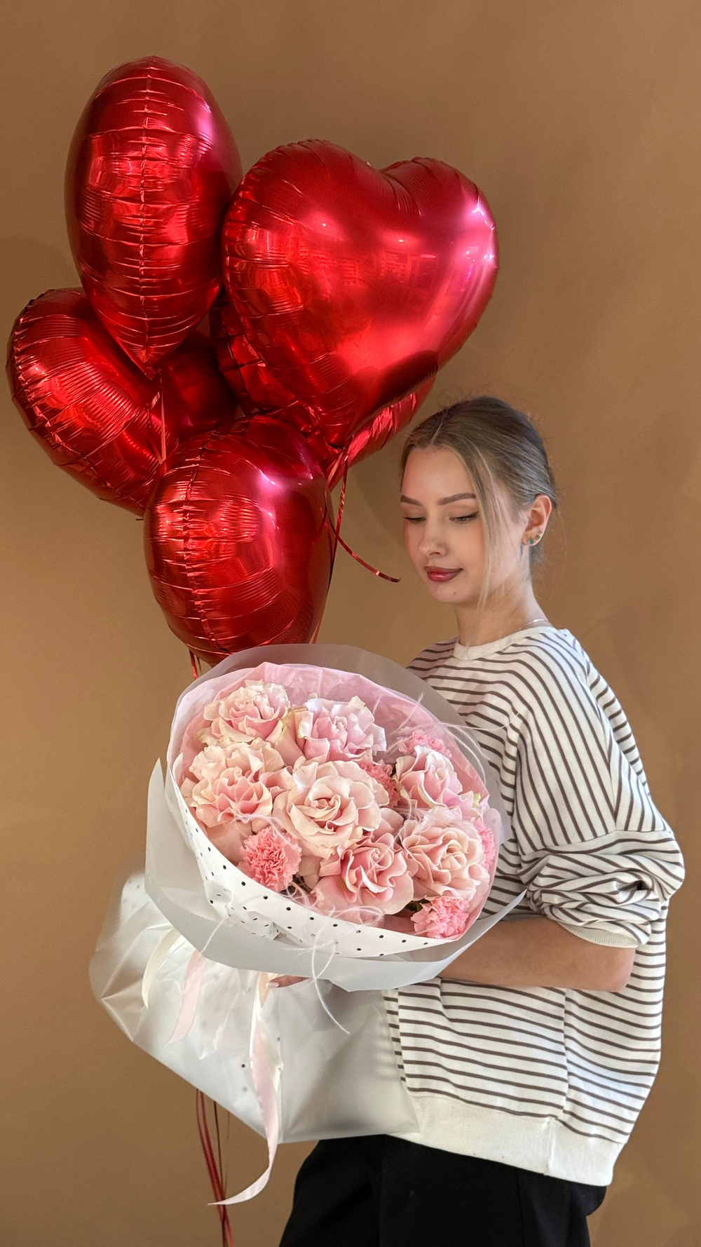 Букет с французскими розами, диантусами и 5 шаров сердце