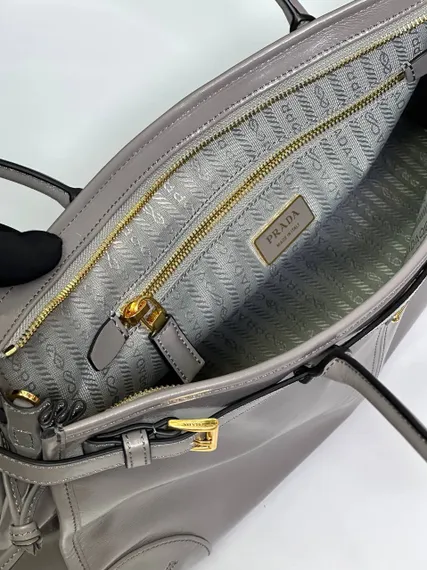 Кожаная большая сумка Prada Bonnie цвет оловянный