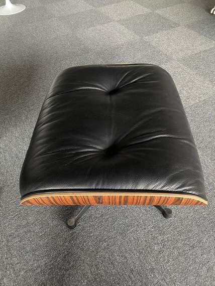 Кресло с оттоманкой Eames Lounge, черная кожа, палисандр