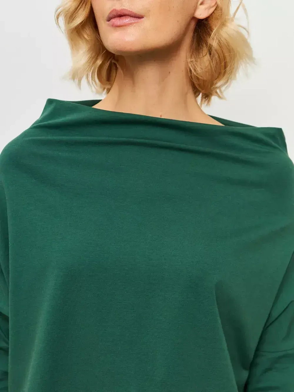 Лонгслив оверсайз с вырезом лодочка изумрудный