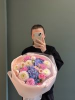 Букет сборный из гортензии, кустовой пионовидной розы, георгин и диантусов