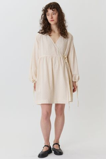 Платье на запах с широкими рукавами длины мини из молочного шитья