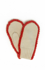 Молочные варежки с красной обвязкой