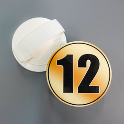 Номер участника, крепление в ассортименте. Диаметр 86 мм. Шрифт черный.