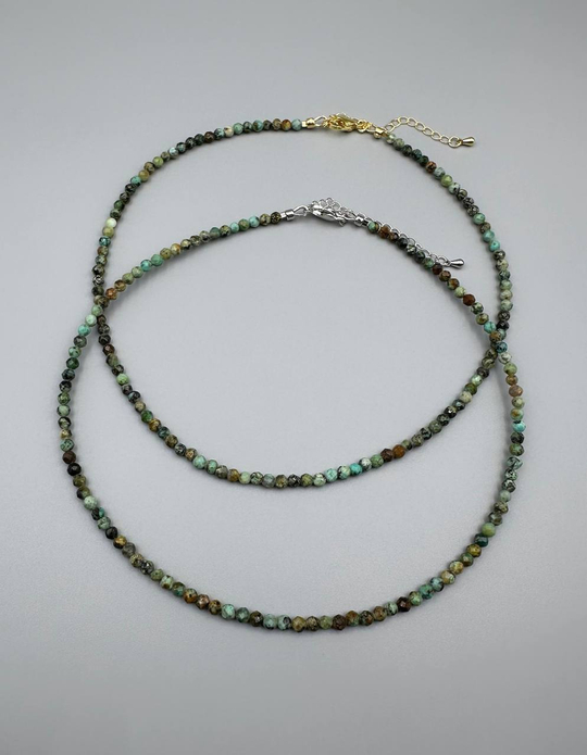 Колье-нить с зеленой бирюзой, оттенок серебро