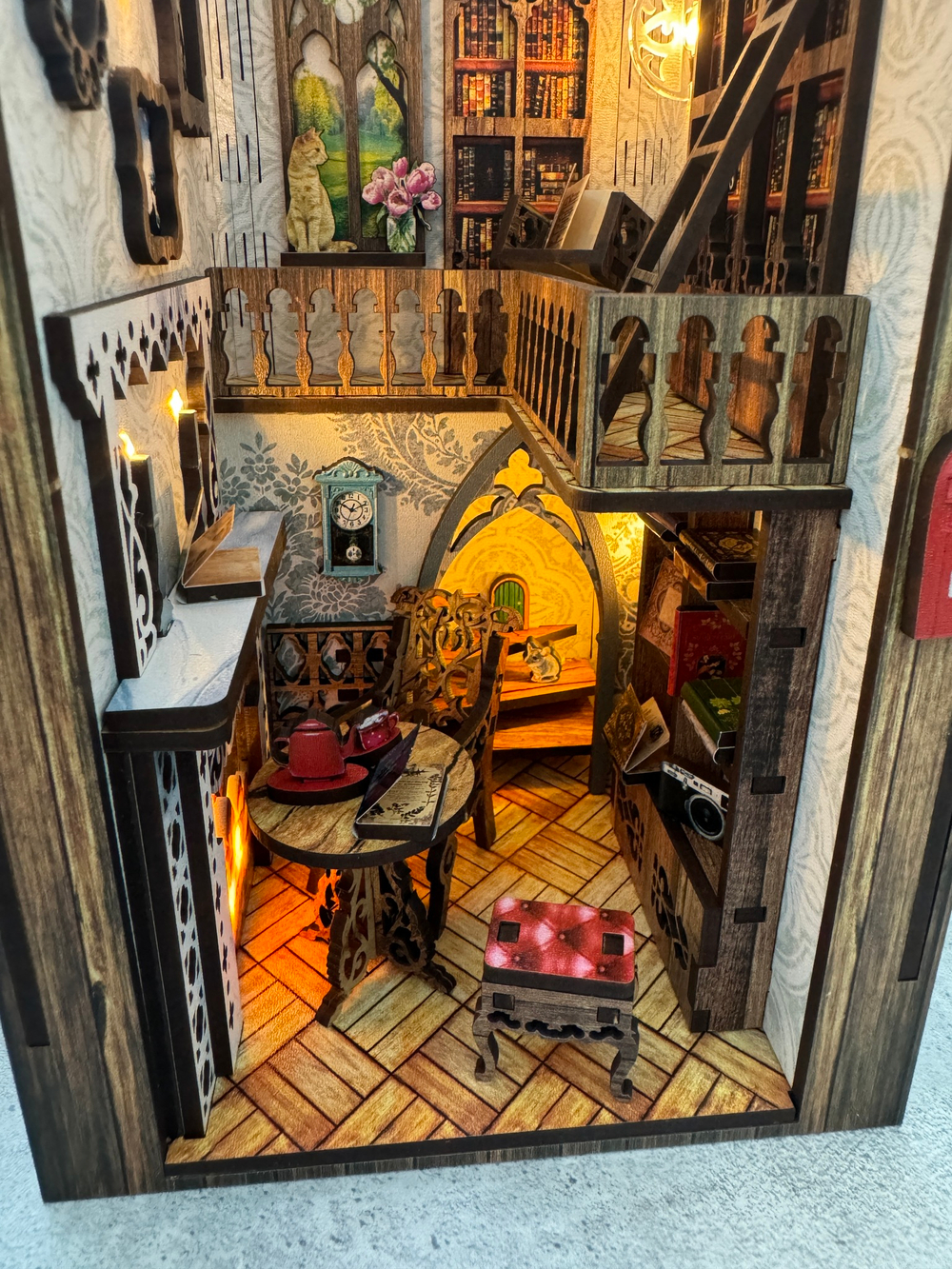 Уютный зал с камином