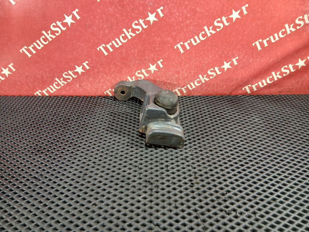 Кронштейн переднего амортизатора