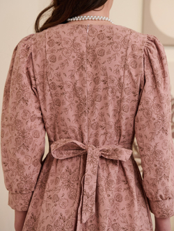 Платье с вырезом-сердечко