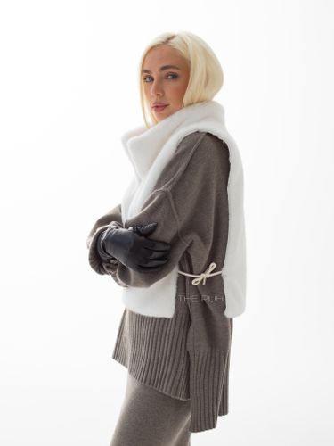 Белая манишка из эко-меха на молнии