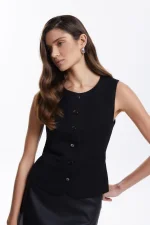 Приталенный жилет черный