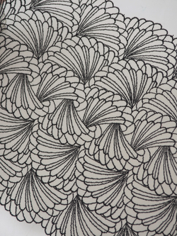 Вышивка на сетке телесная с черным ширина 22 см ОТРЕЗЫ