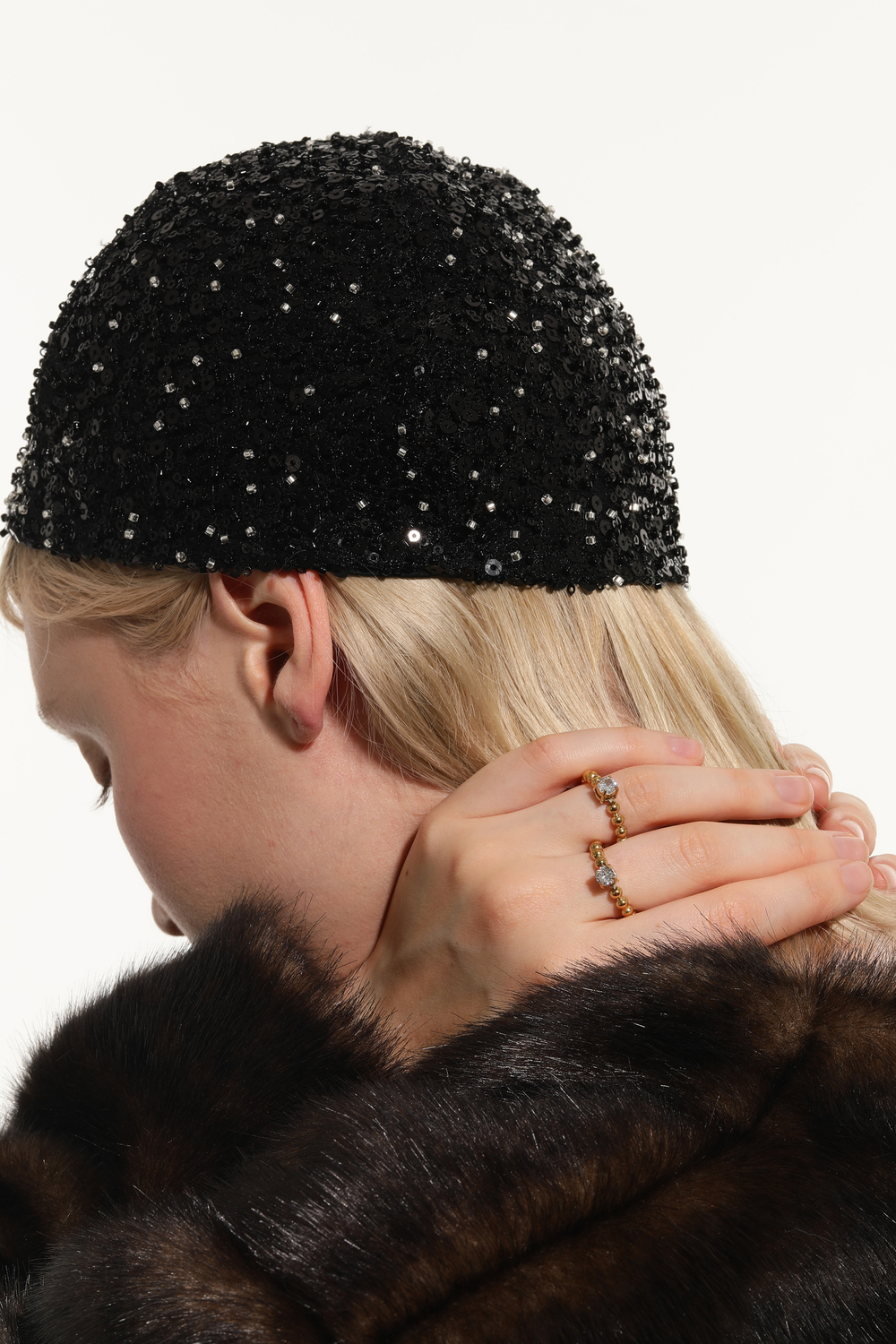 Шапка из бисера и пайеток