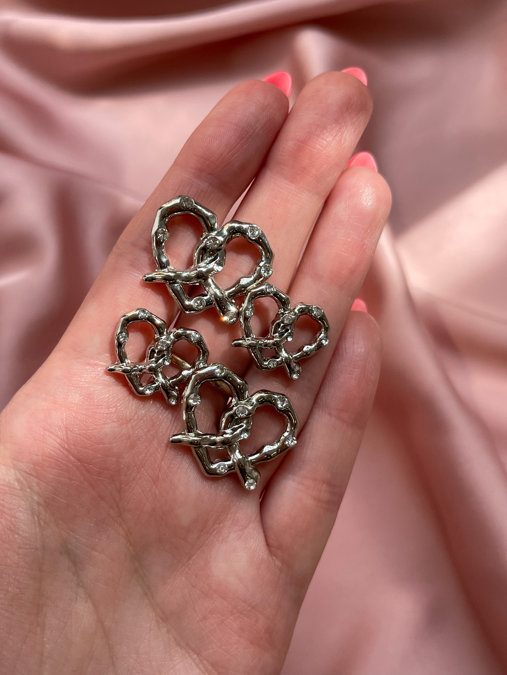 Пуговицы серебристые крендельки-сердечки со стразами