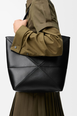 Loewe Средняя складная сумка-тоут Puzzle Fold из блестящей телячьей кожи, черный