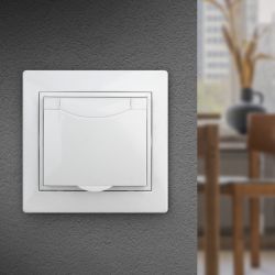 Розетка Intro Plano 1-207-01 с заземлением 2P+E Schuko с крышкой шторками, 16А-250В, IP20, СУ, белый