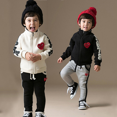 Костюм двухцветный с контрастной аппликацией в виде сердца