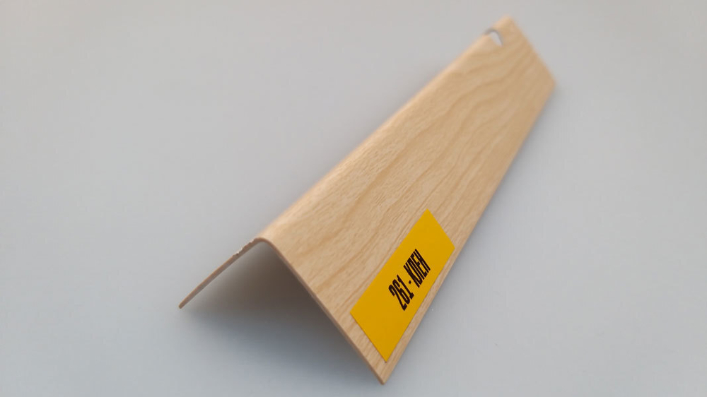 Угол ПВХ 261 Клен 15х15х2700 мм