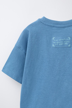 ZARA ФУТБОЛКА ИЗ ХЛОПКА И ЛЬНА С НАДПИСЬЮ, ВЫЦВЕТШИЙ СИНИЙ