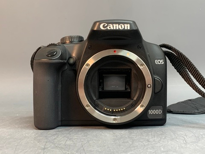 Canon 1000D kit 18-55mm 3.5-5.6 IS 2.500 кадров