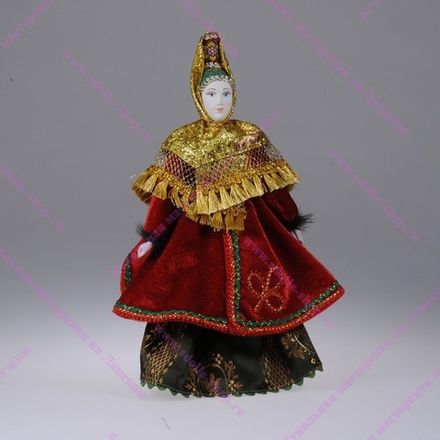 Сувенирная кукла в головном уборе характерном для города Торжка