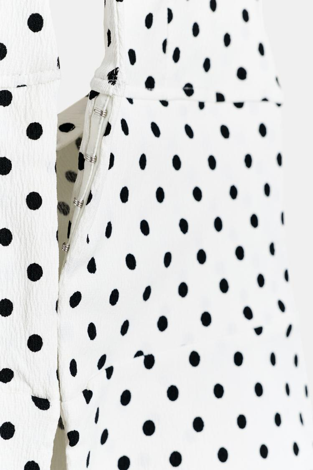 ZARA ЭЛАСТИЧНЫЙ ТОП ХАЛТЕР В ГОРОШЕК, БЕЛЫЙ/ЧЕРНЫЙ