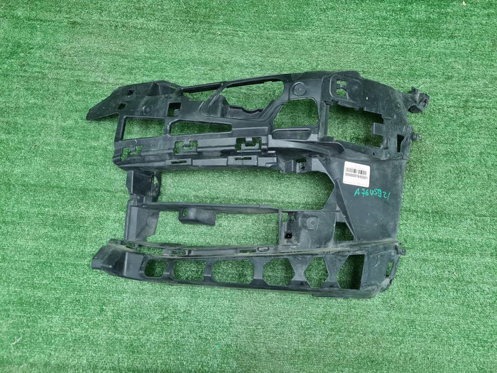 Кронштейн переднего бампера BMW 5er G30 (17-20)