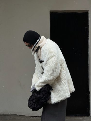 Удлиненная белая шуба-авиатор из овчины