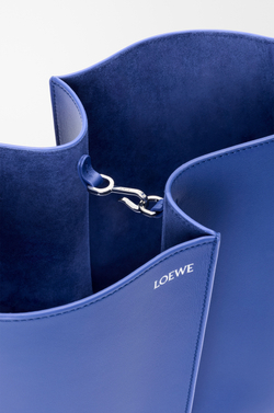 Loewe Средняя сумка-ведро Bilbao из гладкой телячьей кожи, ярко-синий