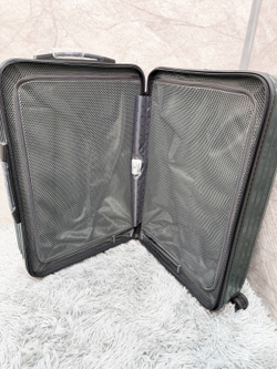 Дорожный чемодан Rimowa Essential Lite