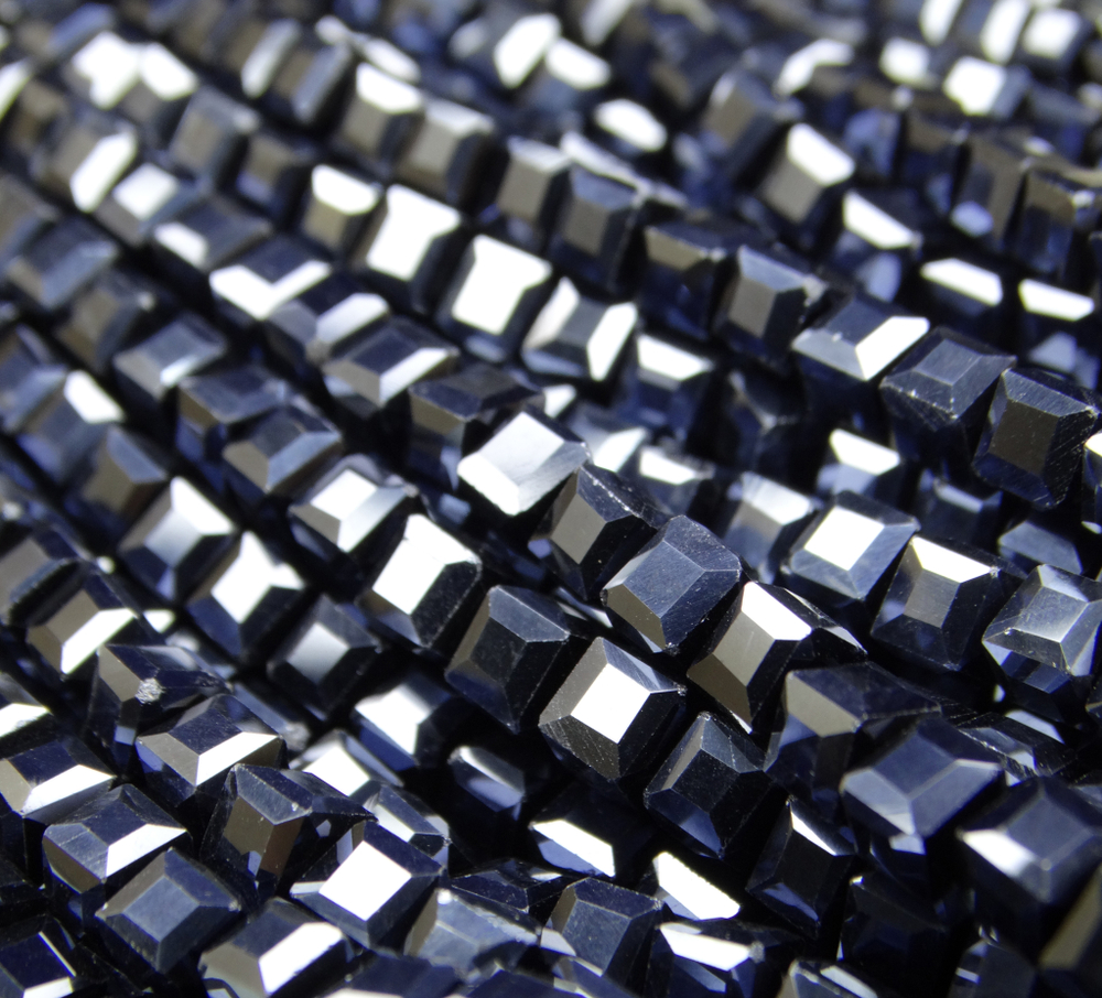 БВН008ДС3 Хрустальные бусины квадратные, цвет: черный AB непрозрачный, 3 мм, кол-во: 63-65 шт.