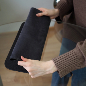 Коврик для MacBook Tapis из натуральной кожи теленка черного цвета