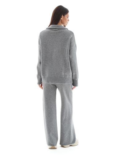 Серый вязаный костюм с вышивкой