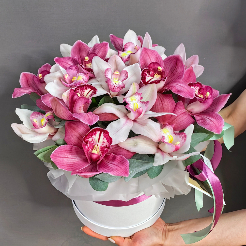 Шляпная коробка с 15 белыми и розовыми орхидеями