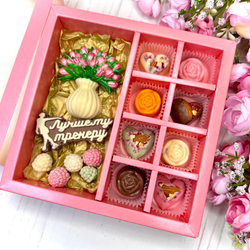 Шоколадный подарок "Лучшему тренеру. Фигурное катание. Ваза с тюльпанами": шоколадка-надпись, фигурка и 8 конфет ручной работы