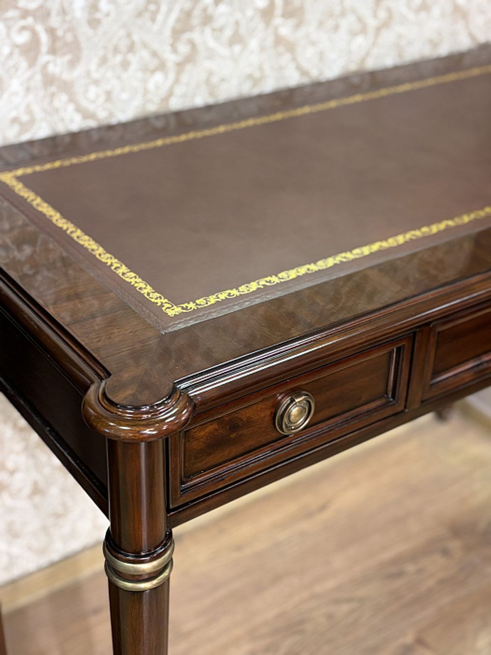 Письменный стол "Директор" с коричневой кожей