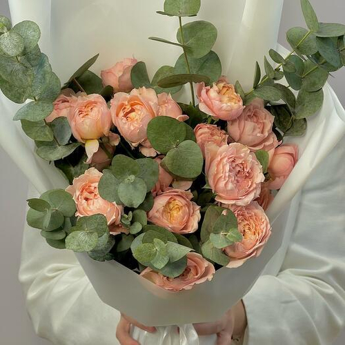 Монобукет из 5 кустовых пионовидных роз Джульетта и эвкалипта. Монобукет 070 Chalet Green