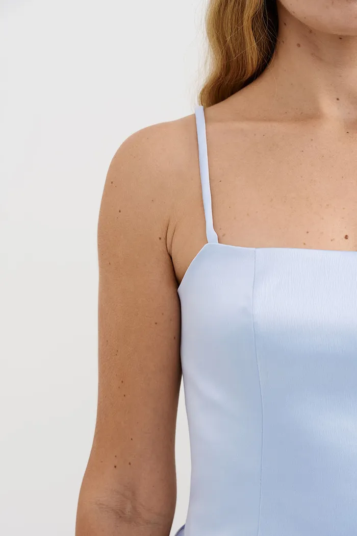 Платье из атласа с юбкой баллон голубого цвета