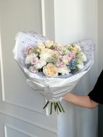 Букет из кустовых пионовидных роз, оксипеталума, маттиолы и амми