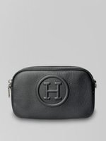 Сумка 2206 прямоугольной формы однотонная с ремешком в комплекте и логотипом посередине