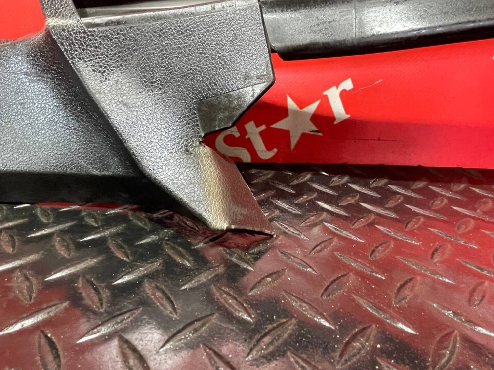 Накладка стойки правой 2017г.