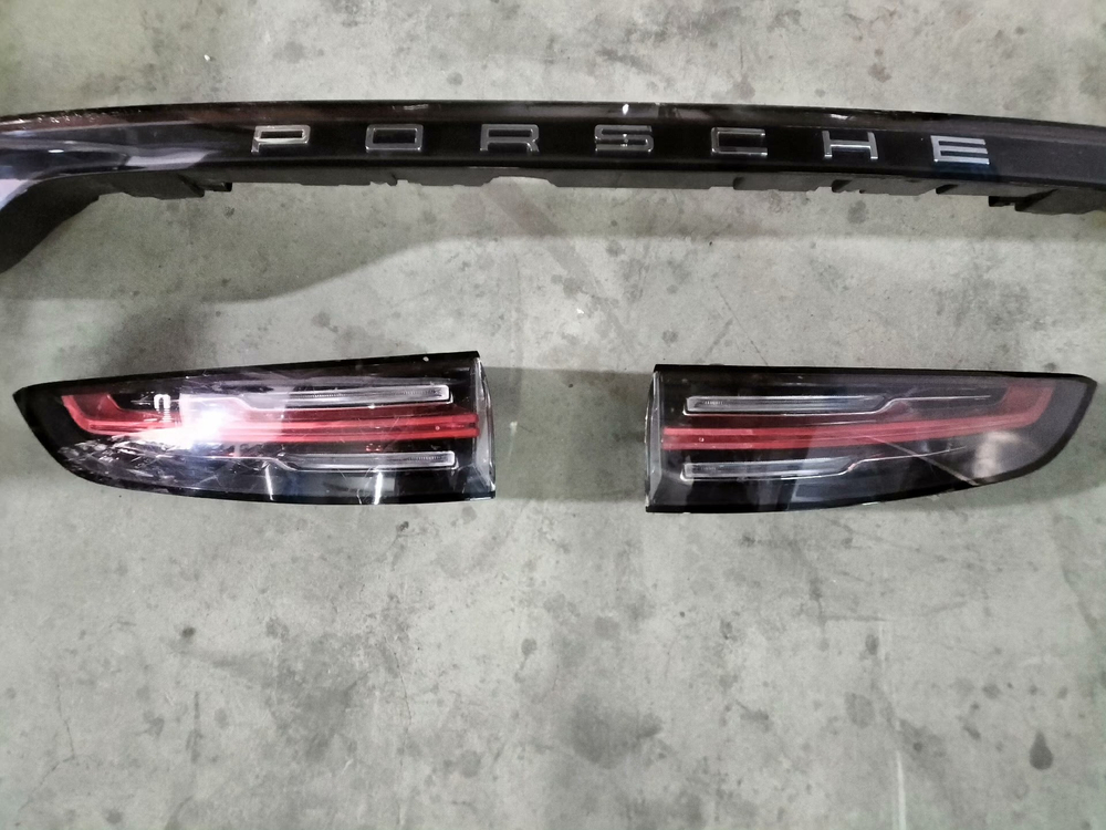 Задние фонари Porsche Cayenne 2018-2021 (левый, правый, центральный)