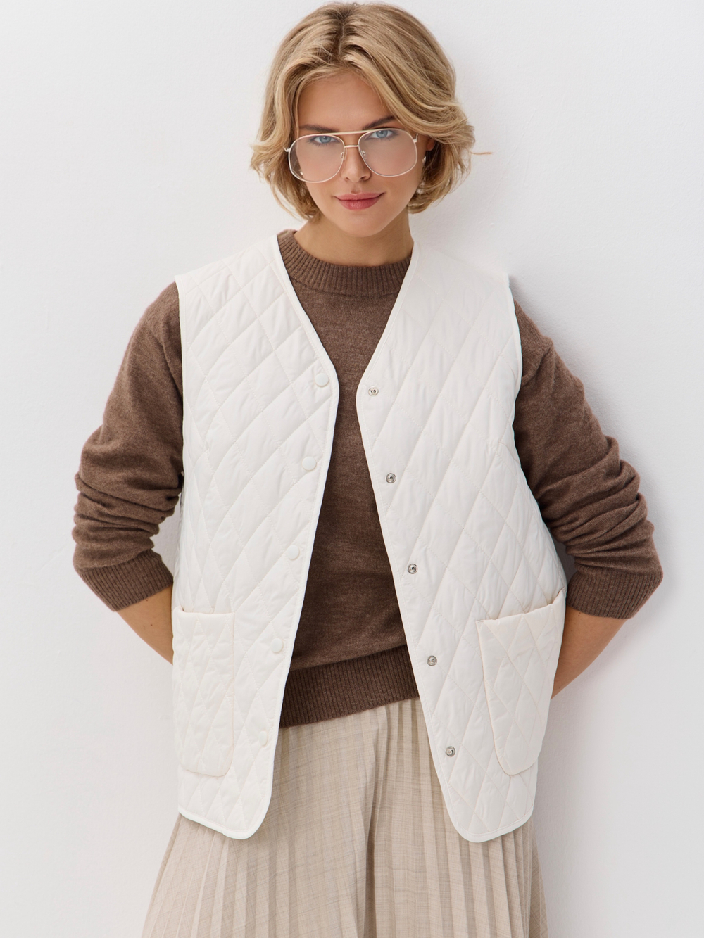 Легкий стеганый жилет с накладными карманами